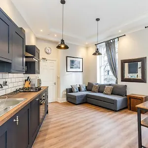 Traditional 3 Bedroom Quiet Duplex Flat By High St, Trams And Buses - Just 1-5 Miles To Centre Édimbourg